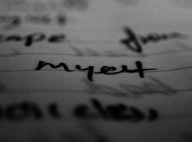 Zaburzenia tożsamości w XXI wieku – jak kultura wpływa na poczucie „ja”