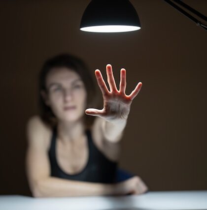 Nie jestem wystarczający – skąd się bierze wewnętrzny krytyk i jak go uciszyć