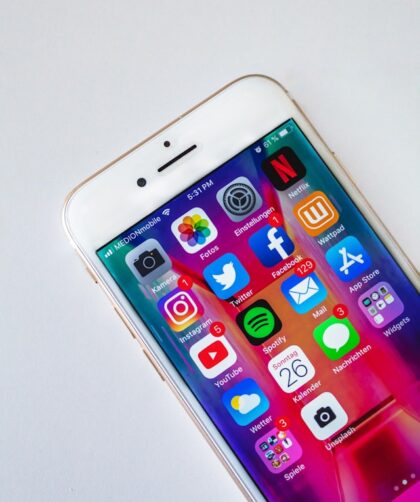 Cyfrowa autoprezentacja: kim jesteśmy online, a kim offline