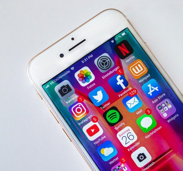 Cyfrowa autoprezentacja: kim jesteśmy online, a kim offline