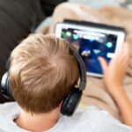 Technologiczne dzieciństwo: czy dzisiejsze pokolenie dorasta szybciej przez dostęp do urządzeń?